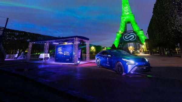 Toyota Mirai, exterieur, rechtsvoor, naast verlichte Eifeltoren