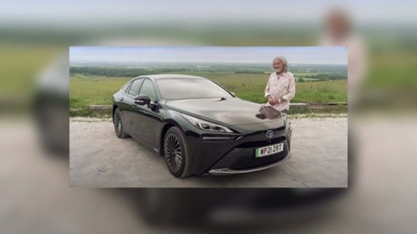 Toyota Mirai, exterieur, rechtsvoor, zwart, naast James May