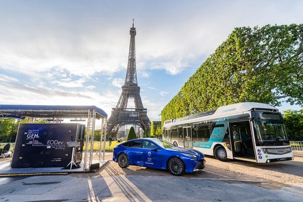 Toyota Mirai, exterieur, schuin voor, naast stadsbus en Eifeltoren