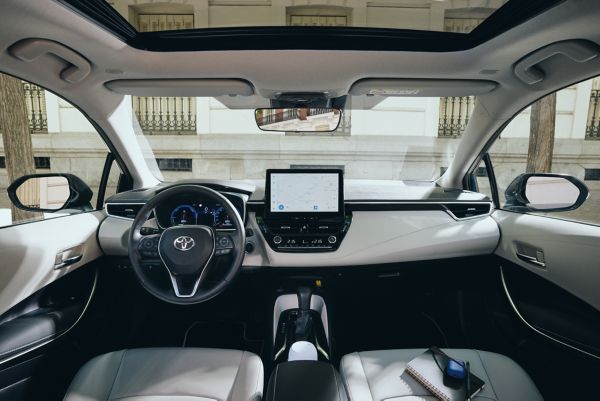  Corolla sedan хибрид интериор