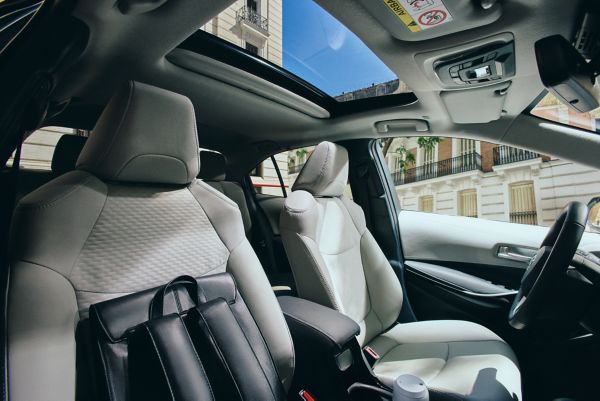 Corolla Sedan хибрид интериор