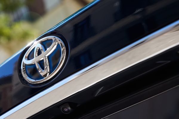 Corolla Sedan Hybrid емблема