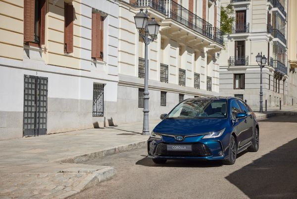 Corolla Hybrid паркирана