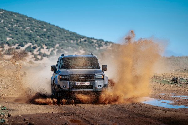 Nieuwe Toyota Landcruiser, exterieur, voorzijde, rijdend door zand