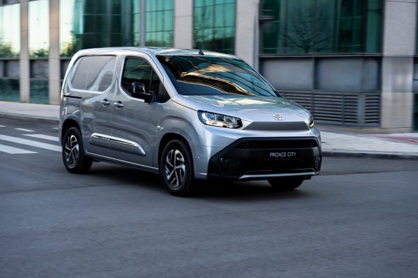 Toyota, PROACE CITY, exterieur, driekwart, linksvoor, rijdend