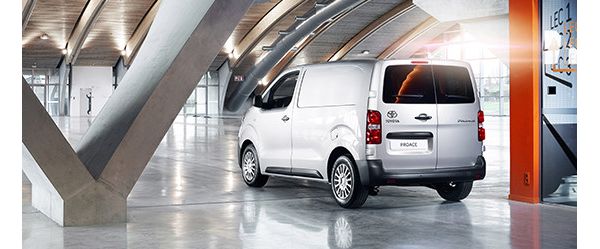 Toyota PROACE, exterieur, schuin achter, zilver