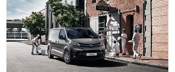 Toyota PROACE, exterieur, schuin voor, grijs, met groep schilders