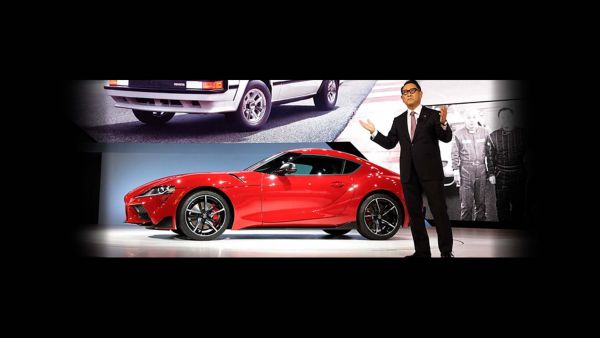 Toyota President Akio Toyoda, naast rode Toyota Supra