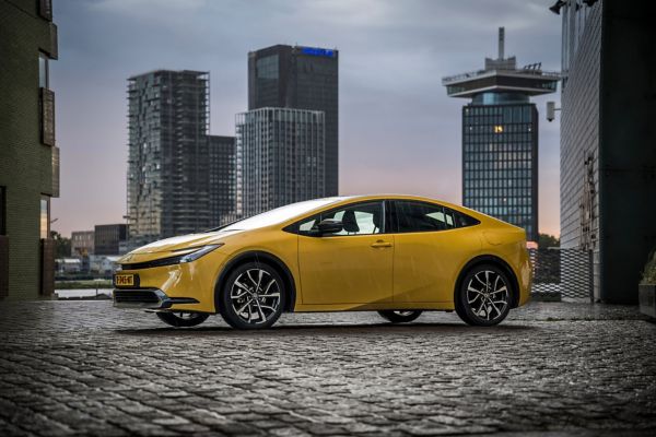 Toyota, Prius, Plug, in, hybride, exterieur, schuin, vooraanzicht, geel