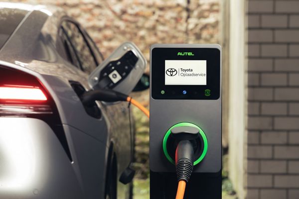 Toyota-Prius-aan-laadpaal-thuis-close-up-achterzijde