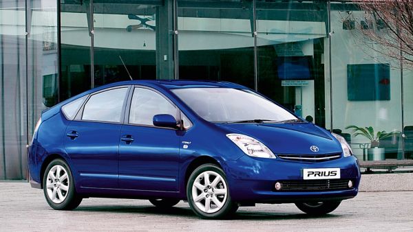 Toyota-Prius-exterieur-driekwart-linksvoor-hero-1920