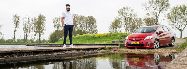 Toyota Prius, exterieur, linksvoor, rood, naast steiger, met Jason van Dijk