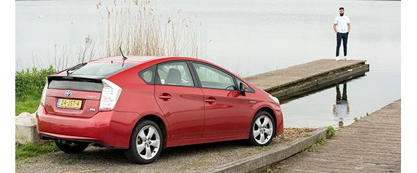 Toyota Prius, exterieur, rechtsachter, rood, naast waterkant