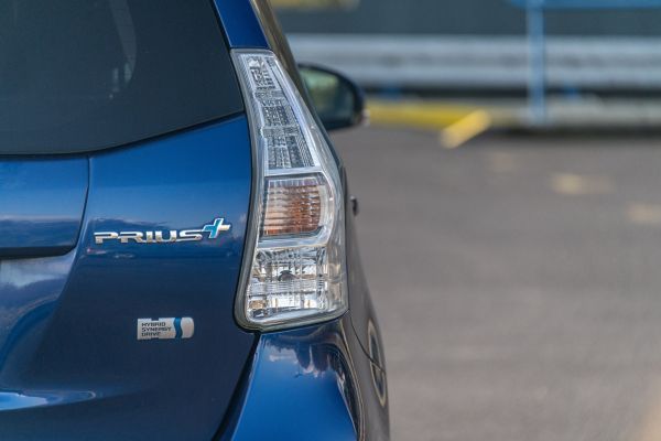 Toyota, PriusPlus, exterieur, stilstaand, rechter, achter, aanzicht, logo