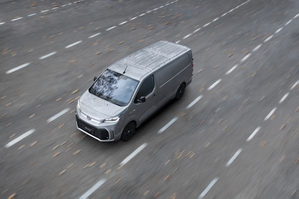 Un Toyota Proace roule sur une longue route de campagne