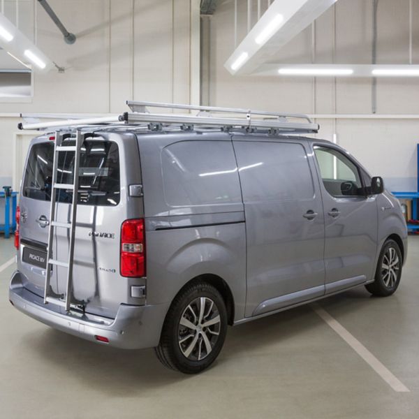 Toyota Proace 2024 schuin achterzijde