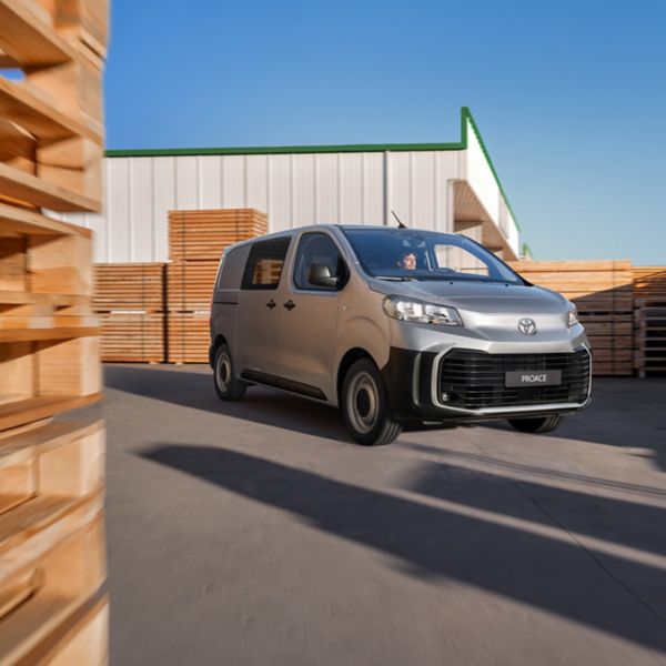 Toyota Proace 2024 schuin voor rijdend bedrijfsterrein
