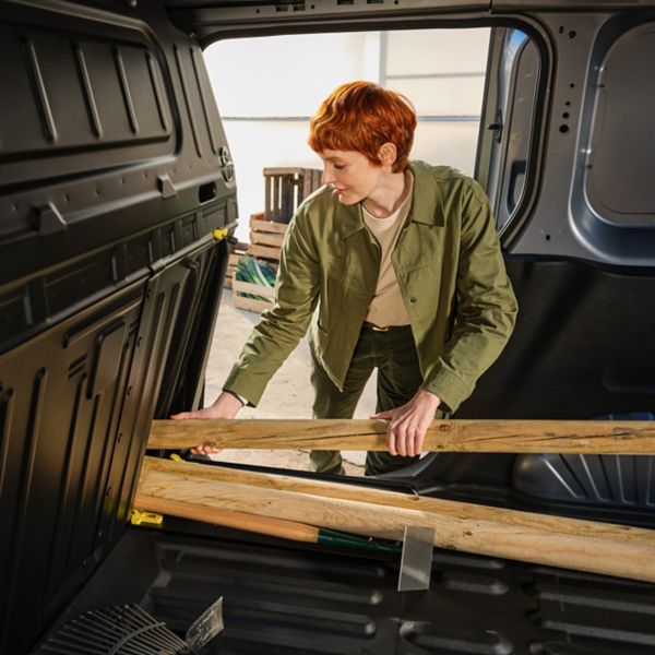 Toyota Proace City 2024 laadruim vrouw latten