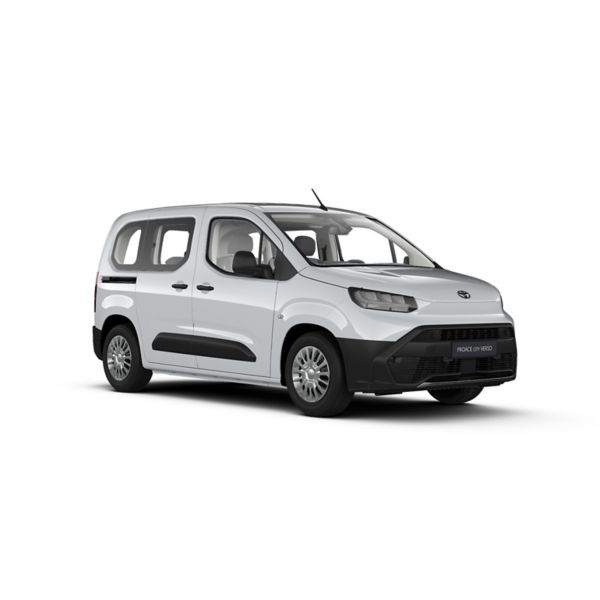 Ein weißer Toyota Proace City Verso steht diagonal zur Kamera vor neutralem Hintergrund.