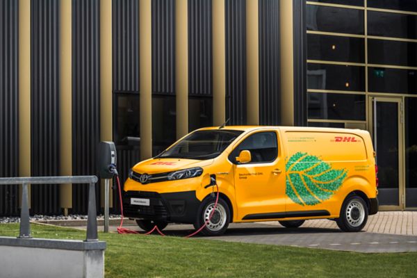 Toyota Proace Electric, DHL Parcel, aan laadpaal