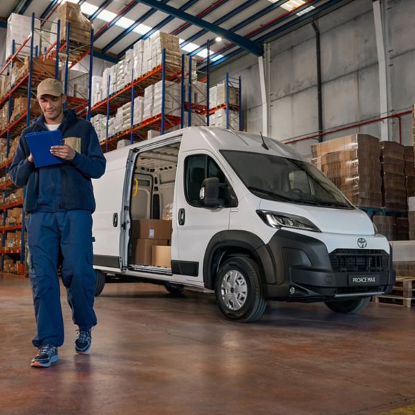 Toyota Proace Max 2024 schuin zijkant magazijn medewerker
