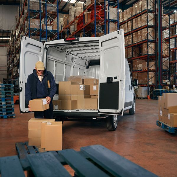 Toyota Proace Max Electric 2024 magazijn pakketten laadruim werknemer