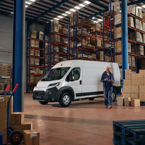 Toyota Proace Max Electric 2024 zijkant magazijn werknemer