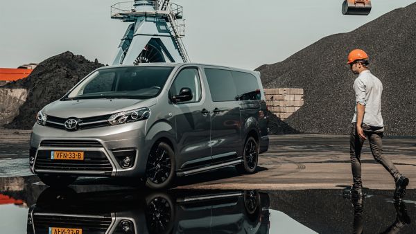 Toyota-Proace-exterieur-driekwart-rechtsvoor