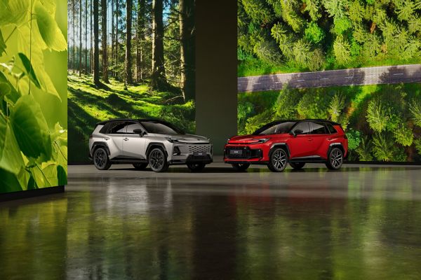 Toyota, RAV4, 2025, exterieur, driekwart, linksvoor, Toyota, RAV4, GR Sport, PHEV, exterieur, rechtsvoor