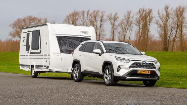 Toyota RAV4, exterieur, driekwart, links voor, met caravan