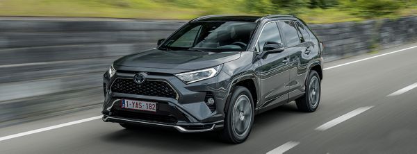 Toyota-RAV4-exterieur-driekwart-rechtsvoor-1140