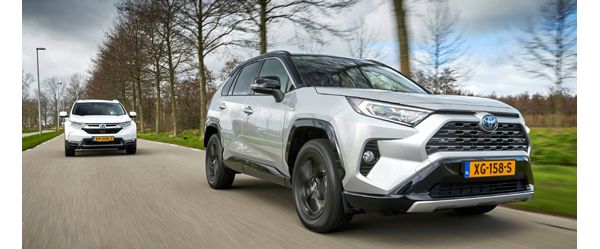 Toyota RAV4, schuin voor, exterieur, rijdend voor Honda CRV