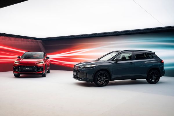 Toyota RAV4 voorzijde Corolla Cross zijkant