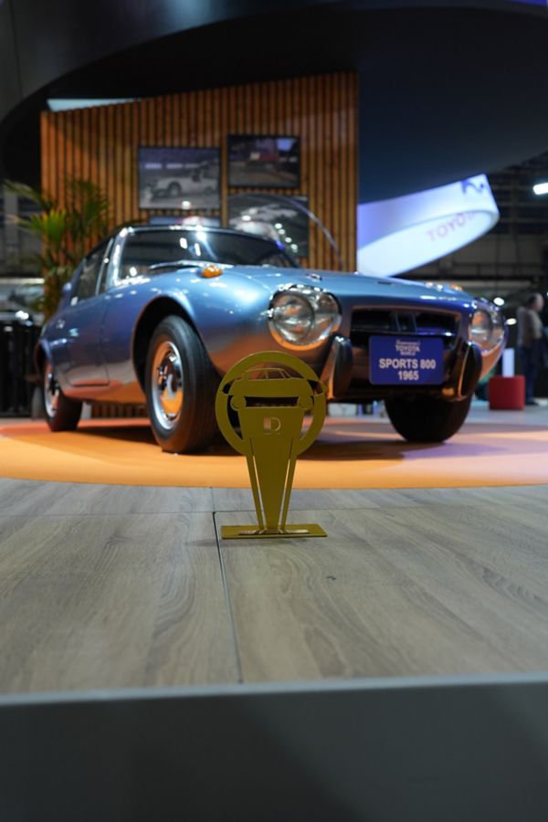 Toyota Sports 800 uit 1965, exterieur, rechter vooraanzicht, met troffee