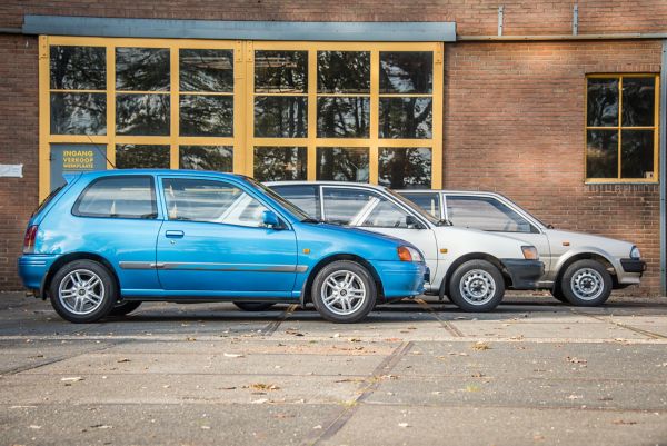 Toyota Starlet P7, P8 en P9, exterieur, zijkant, achter elkaar, Peter van Burik