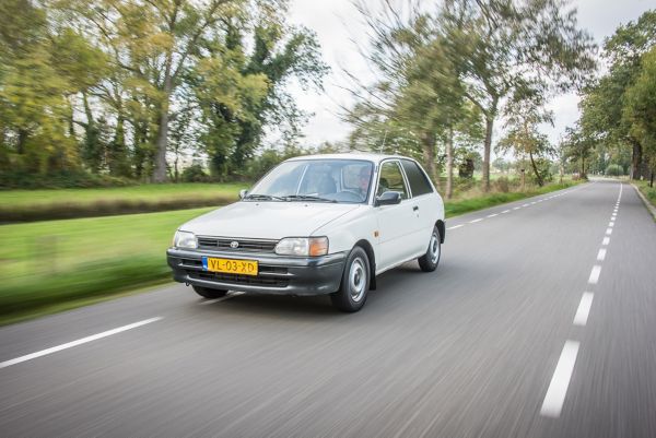 Toyota Starlet P8, exterieur, links, voor, wit, rijdend