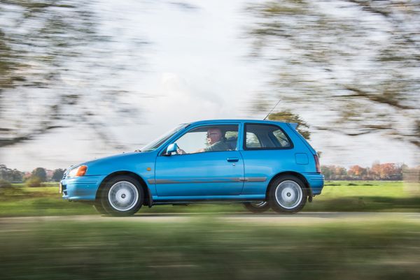 Toyota Starlet P9, exterieur, zijkant, blauw, rijdend, Peter van Burik