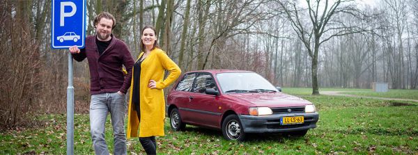 Toyota Starlet, exterieur, rechtsvoor, rood, Hans en Roxy