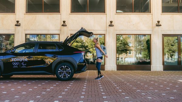 Fleur Jong en Toyota RAV4 exterieur zijkant