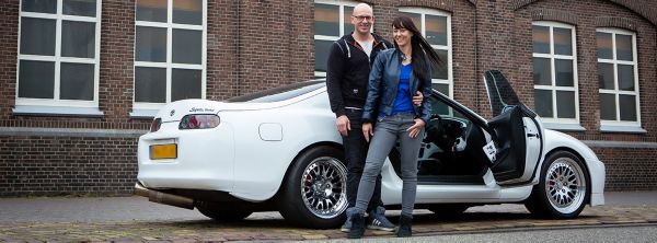 Toyota Supra, exterieur, zijkant, wit, naast Mai en Mario