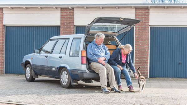 Toyota, Tercel, exterieur, achterkant, met, Ernst, en, Anita