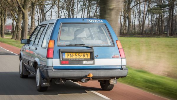 Toyota Tercel exterieur driekwart linksachter rijdend