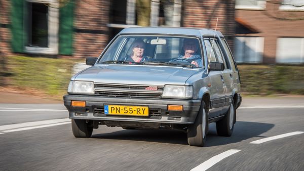 Toyota Tercel exterieur driekwart rechtsvoor rijdend door de bocht