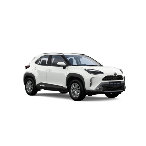 Ein weißer Toyota Yaris Cross Comfort Hybrid in diagonaler Frontansicht vor einem weißen Hintergrund