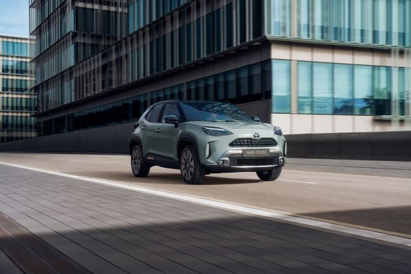 Yaris Cross rijdt door de stad