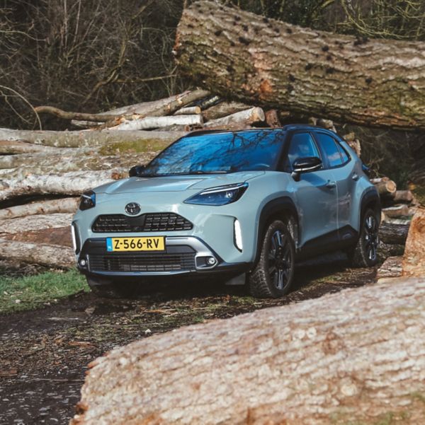 Toyota, Yaris, Cross, exterieur, linker, voorzijde, schuin, bosrijke, omgeving