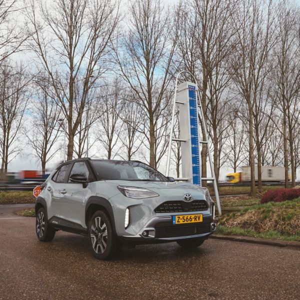 Toyota Yaris Cross, exterieur, rechter zijaanzicht, schuin, bij snelweg, laagstepunt