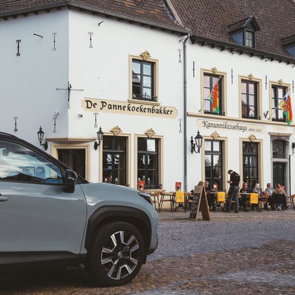 Toyota Yaris Cross, rechter voorkant, schuin, in Thorn