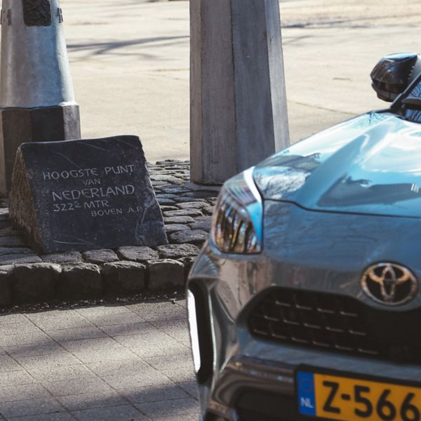 Toyota Yaris Cross, voorzijde, close-up, bumper, met steen, hoogste punt