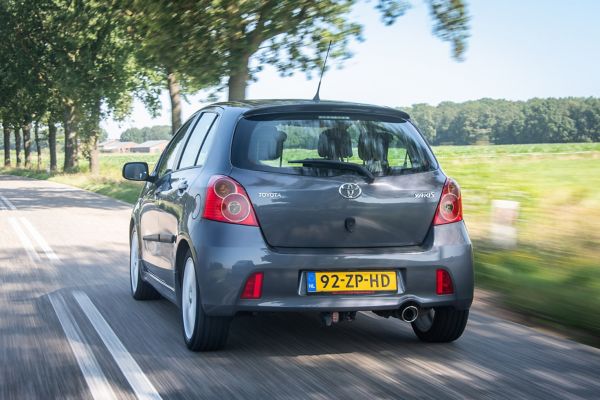 Toyota Yaris T-Sport achteraanzicht rijdend